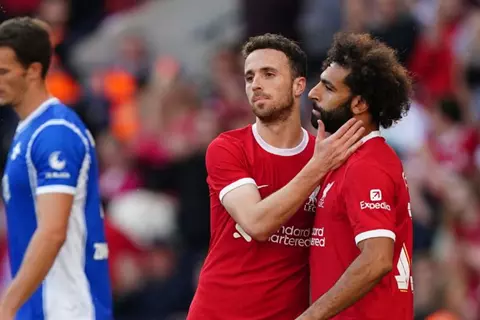 أول ظهور لـ محمد صلاح مع لاعبي ليفربول في تأبين جوتا (فيديو)